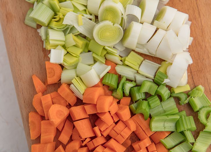 Jak zrobić bulion warzywny (i nigdy więcej nie wyrzucać resztek produktu)