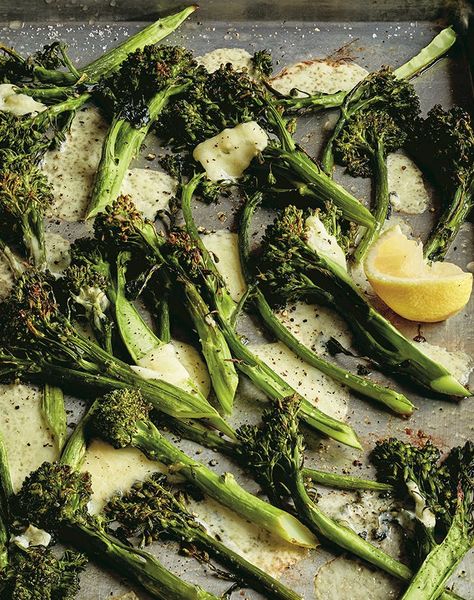 Thanksgiving grönsaker ina garten rostad broccolini och cheddar recept
