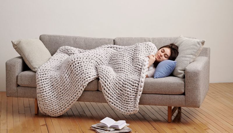 あなたの不安を和らげ、あなたがよりよく眠るのを助けるための12の最高の加重毛布