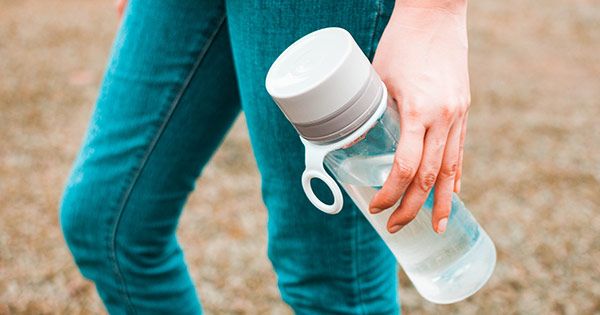 पानी की बोतल को कैसे साफ करें (क्योंकि वहां बैक्टीरिया पूरी तरह से पनपते हैं)
