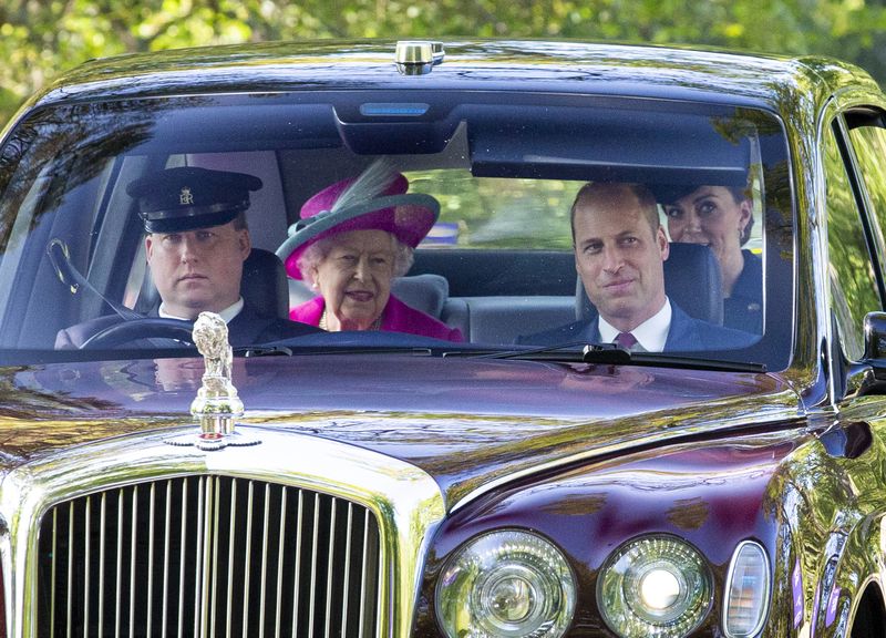 Kate Middleton ja prinssi William liittyivät juuri kuningatar Elizabethiin 171-vuotiaan perinteen vuoksi