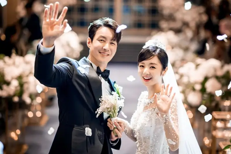 นักแสดง 'Touch Your Heart' ชิมฮยอนทัก เผยภาพชวนฝันจากงานแต่งงานของเขากับฮิราอิ ซายะ