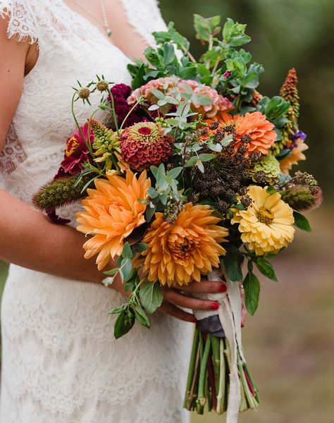 11ゴージャスな野花の結婚式の花とそれらを配置する方法