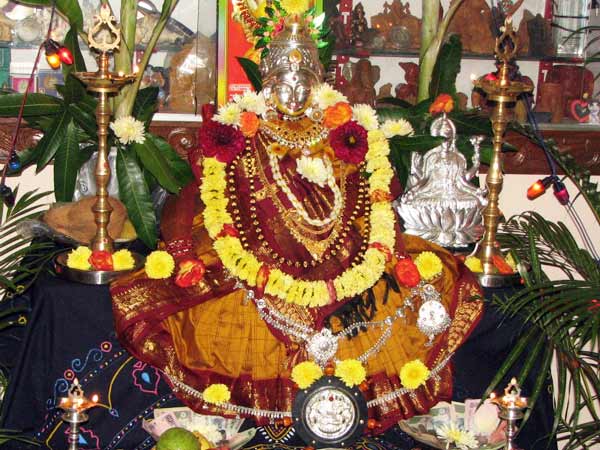 mahimman abubuwa suna buƙatar Varamahalakshmi